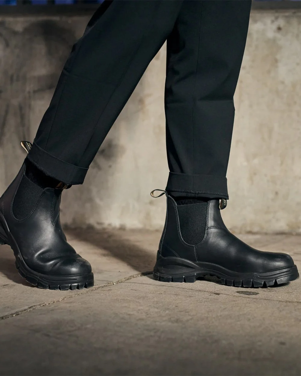 Blundstone 2240 Black Leather Chelsea Boots - Image 2