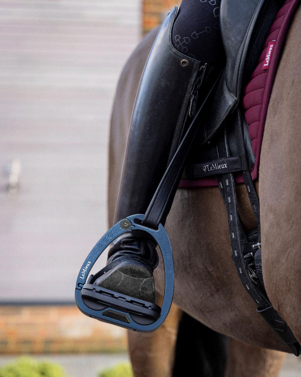 LeMieux Vector Balance Stirrup - Image 2