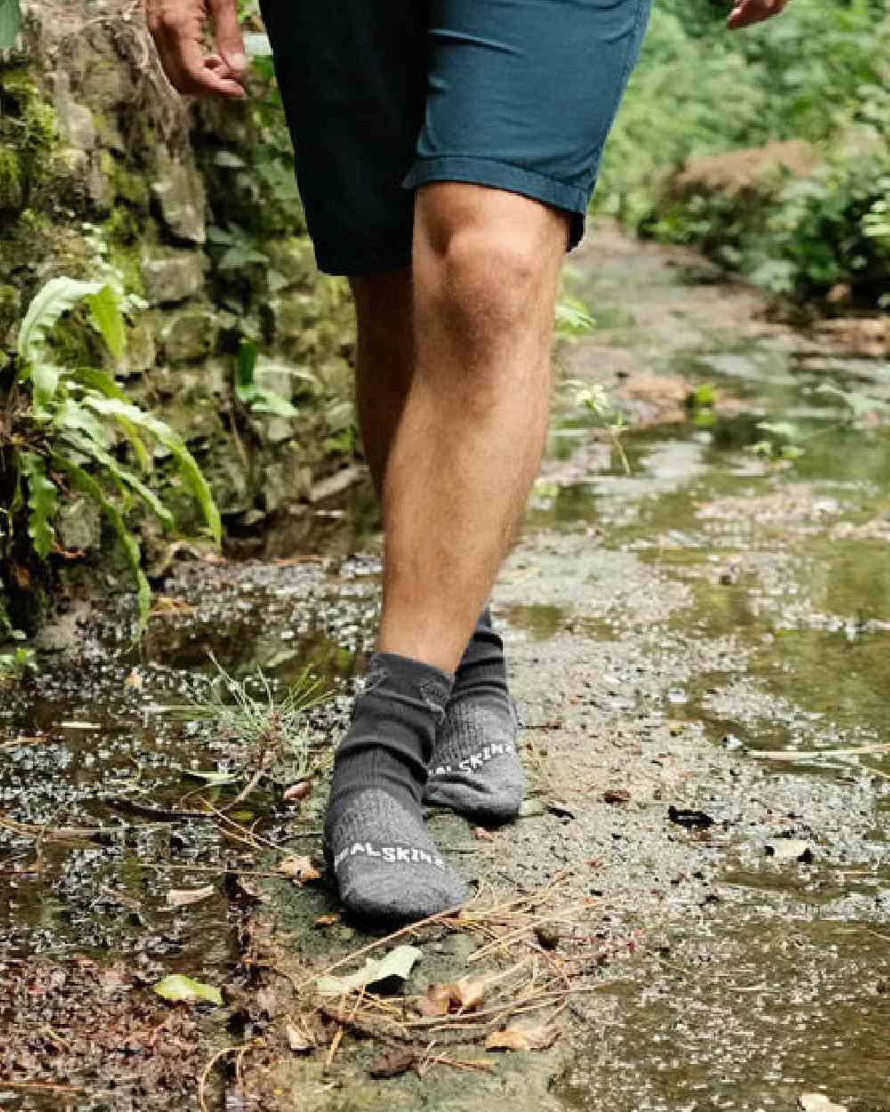 Sealskinz Raynham Waterproof Mid Length Socks - Image 4